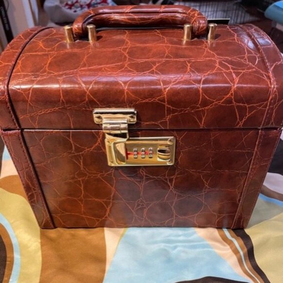 Nice! Bentony 1990's Alligator Embossed Travel Makeup Case with Lock  (NWOT) - Picture 8 of 16